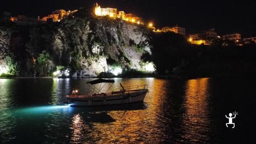 Tour in barca bordo di un gozzo per esplorare grotte, scogli e baie mozzafiato nel Cilento sotto le stelle