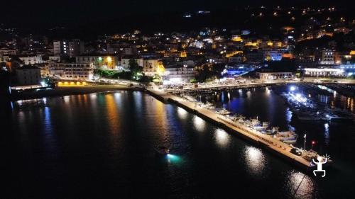 Bootsfahrt vom Hafen von Agropoli auf der Suche nach eindrucksvollen Orten an der Cilentoküste an Bord eines Gozzo für Teambuilding in Kampanien