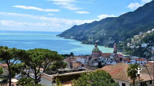 Scoprite la magia di Vietri sul Mare, porta della Costiera Amalfitana, con il nostro esclusivo tour a piedi dedicato all'arte della ceramica.