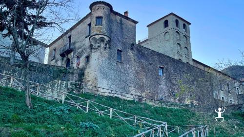 Visita al maestoso castello di Stella Cilento in Campania, residenza di feudatari, con collezioni strumenti contadini 