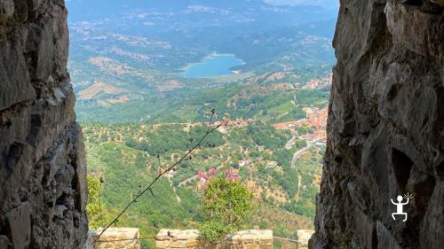 Paysage naturel dans le Cilento depuis la tour du château de Stella Cilento en Campanie.