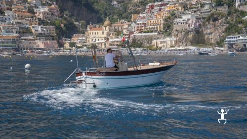 Bewundern Sie die herrlichen Ausblicke auf Amalfi, Conca dei Marini, den Fiordo di Furore, Praiano, Positano, Maiori und Minori an Bord eines exklusiven Bootes in Kampanien