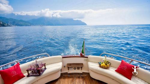 Relax along the Amalfi Coast aboard a 12-meter boat with an aperitif and snorkeling activities in Campania