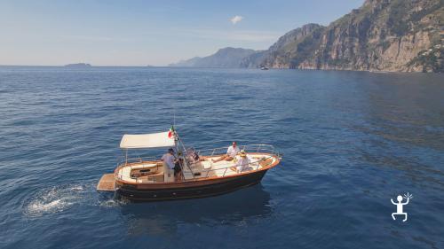 Enjoy a memorable 8-meter boat experience for families and groups in Campania, with stops for lunch and snorkeling