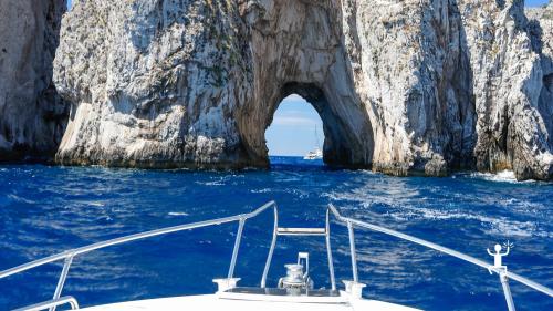 Luxuriöses Schiffserlebnis mit einem Aperitif an Bord für Geburtstage und Gruppen an der Amalfiküste mit Abfahrt von Amalfi, Positano, Praiano, Maiori und Minori