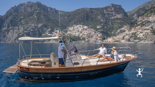 Steige an Bord des eleganten Fratelli Aprea 750, 8 Meter lang, von einem der Häfen, die du aus Amalfi, Conca dei Marini, dem Fiordo di Furore, Praiano, Positano, Maiori und Minori in Kampanien wählst