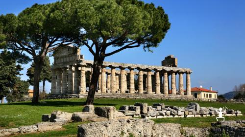 Adrenaline filled experience to have in Campania: flying over the Archaeological Park of Paestum.