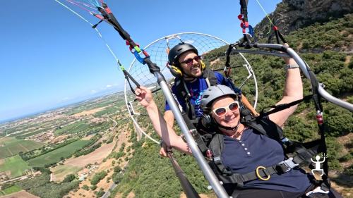 Give the gift of an adrenaline-pumping experience in Campania with powered paragliding and a qualified instructor.