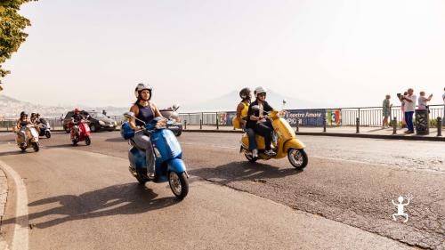 Esperienza in vespa a Napoli con degustazione di prodotti tipici