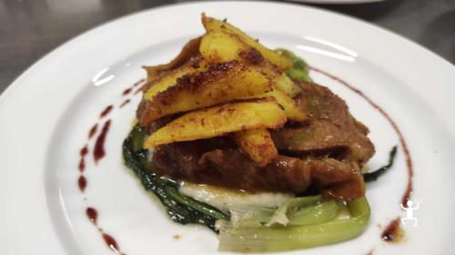 Gericht mit lokalem Fleisch, zubereitet nach der kulinarischen Tradition des Beneventano, in einem Agriturismo in Kampanien