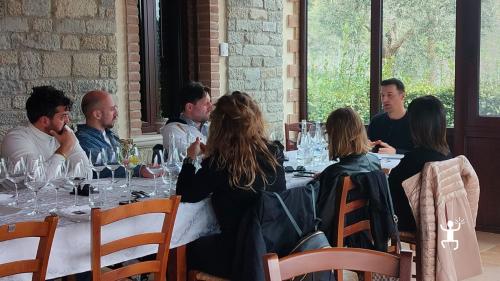 Verkostung von Falanghina del Sannio mit einem Sommelier für ein authentisches Wein- und Gastronomie-Team-Building-Erlebnis in Kampanien.