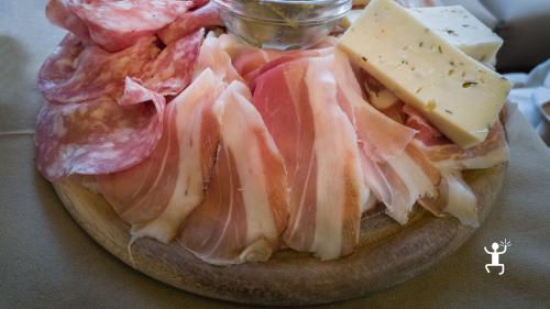 Selezione salumi e formaggi tradizionali del Sannio per abbinamento con vini in cantina a Ponte (BN)