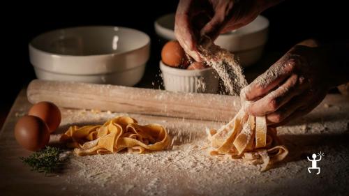 Impara a cucinare piatti tipici del Sannio durante un laboratorio di pasta, perfetto per coppie e gruppi a Benevento.