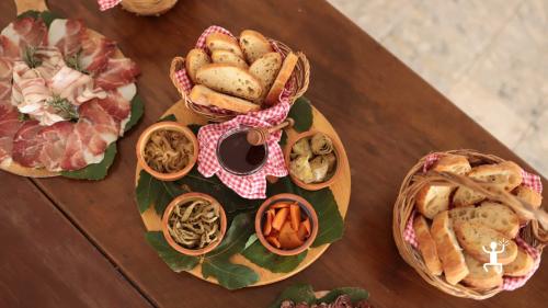 Un piatto della tradizione campana, preparato con ingredienti freschi e locali, accompagnato dai vini della tenuta, per un'esperienza enogastronomica nel cuore della Campania.