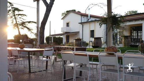 Vista sterna di una storica cantina nel cuore del Sannio, perfetta per un'esperienza di team building in Campania tra degustazioni e tradizioni enogastronomiche.