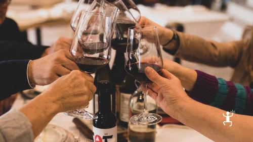 Un gruppo di amici che brinda con vino locale in una tenuta della Campania – un'esperienza conviviale immersi nella tradizione enogastronomica di Benevento.