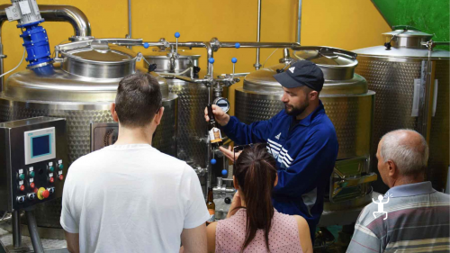 Turisti in visita ad un birrificio artigianale in Campania