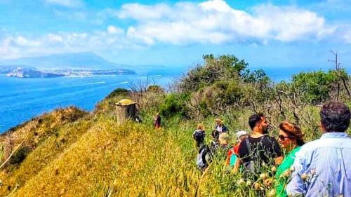 Gruppo di escursionisti in Campania con archeotrekking tra natura e storia 