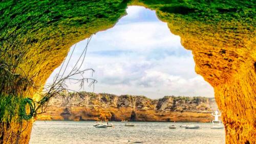 Barche alla grotta della dragonara a miseno di bacoli in campania