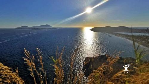 Foto scattata al tramonto su capo miseno di bacoli mare al tramonto 