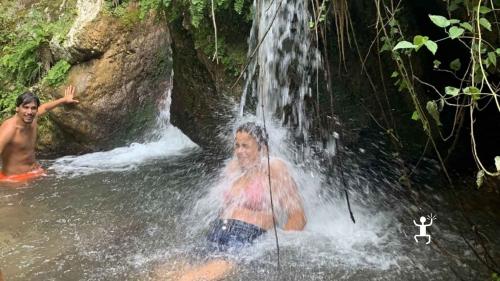 Turista che bagno in una cascata in irpinia Campania