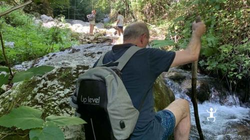 Turista che attraversa fiume con bastone in campania