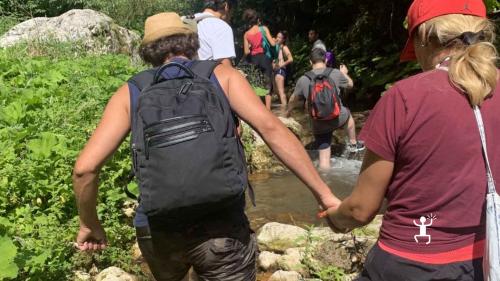 zagarone irpinia turisti si tengon per mano in un fiume