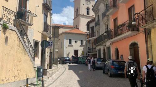 Turisti nel borgo medievale di Summonte che rientra tra i borghi più belli d'italia