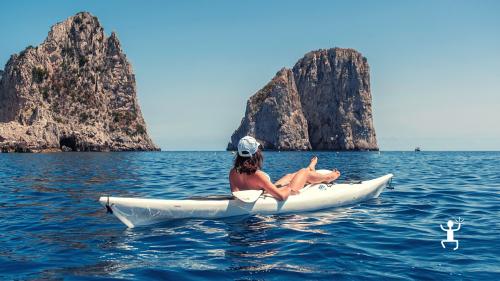 Avventura in kayak nelle spiagge di Capri per nuotare in estate in Campania 