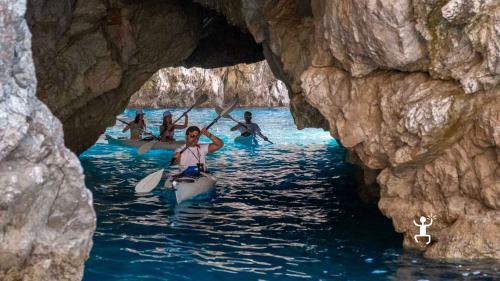 Tour guidato dell'Isola di Capri in kayak per nuotare e vedere posti sconosciuti dai turisti 