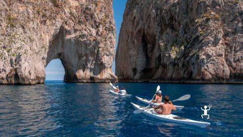 Raggiungere i Faraglioni di Capri con itinerario guidato in Kayak 