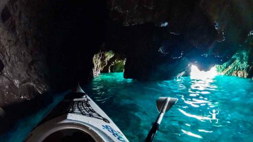 Tour di Capri in Kayak e raggiungere i Faraglioni di capri senza barche a motore 