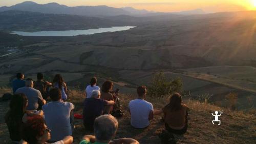 Turisti che osservano in tramonto in Campania