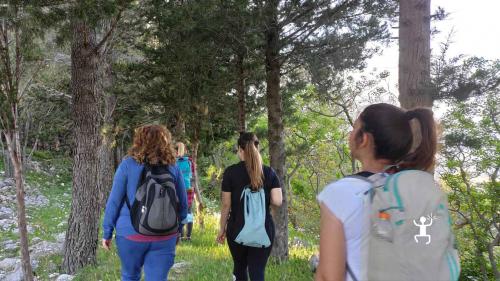 Persone che fanno trekking sui sentieri del Cilento in Campania