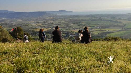 Turisti che guardano il tramonto in Cilento 