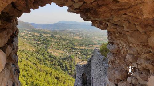 Scorcio delle rovine del castello medievale di federico II di svevia a capaccio paestum