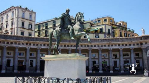 Esperienza enogastronomica a Napoli con il punto di partenza in Piazza Dante