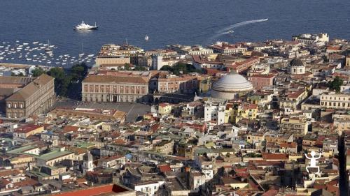 Una foto del golfo di napoli in Campania durante una passeggiata enogastronomica