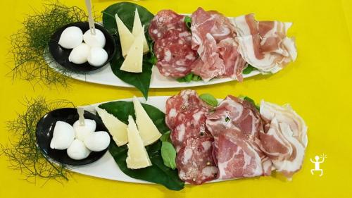 Salsiccia, capocollo e salame prodotto a sorrento con formaggi tipici della penisola sorrentina provolone del monaco DOP e MOzzarella Campana DOP