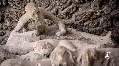 Guided tour and experience casts of people following the eruption of Mount Vesuvius at the Vesuvian countries in Campania