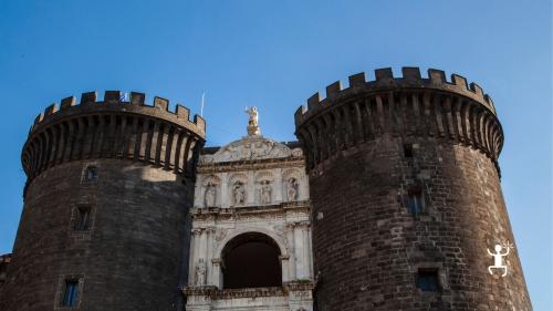 Guided tour of Naples to the historic Maschiangioino, historic fortress of the seafront in Campania