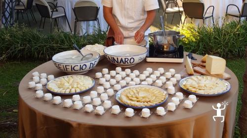 Demonstration of artisan cheese production in Campania with Maestro Casaro Experience and authentic experience