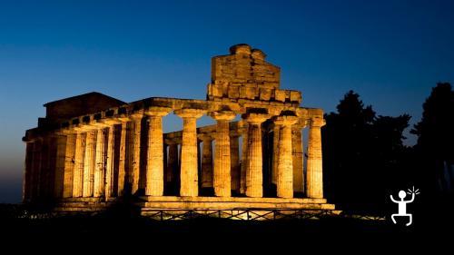 Path of lights in the archaeological park of paestum to experience Campania