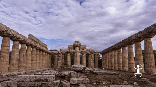 Guided tour of the Greek temples of Paestum with archaeologist to experience Campania in couple