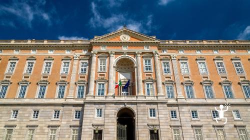 Ingresso principale del palazzo reale di Caserta per una visita guidata in Campania