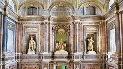 Statue e dettagli dell'ingresso con visita guidata alla Reggia di Caserta