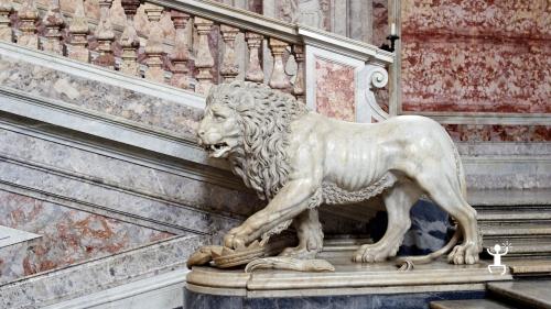 Statua del Leone all'ingresso della reggia di caserta nello scalone d'onore per una visita guidata in Campania