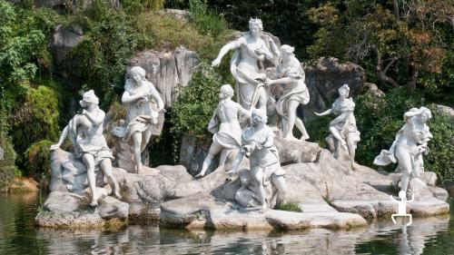 Venere e composizione di statue nel parco della reggia di Caserta in Campania