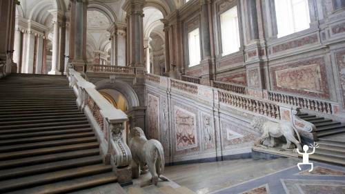 Palazzo reale Caserta in Campania scalone reale set del film james Bond