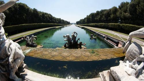 Parco con fontane e giochi d'acqua giardini reali di Caserta